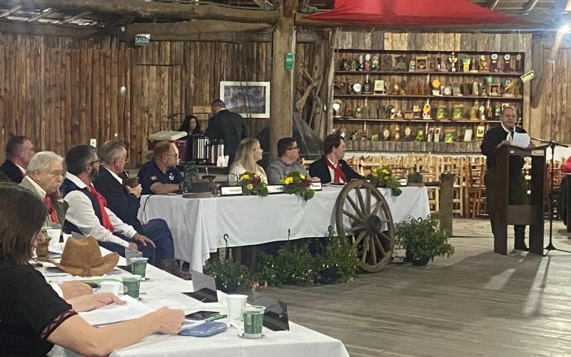 Em homenagem à Semana Farroupilha, vereadores trocaram o plenário pelo galpão do CTG Terra Nativa  | abc+