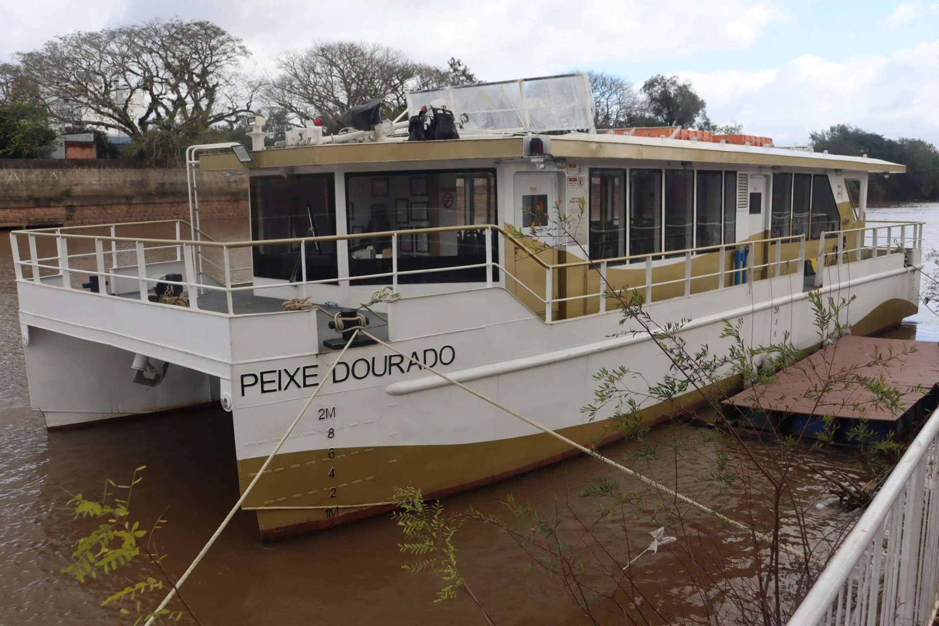 Relatório preliminar da Câmara de Vereadores sugere levar barco-escola Peixe Dourado a leilão