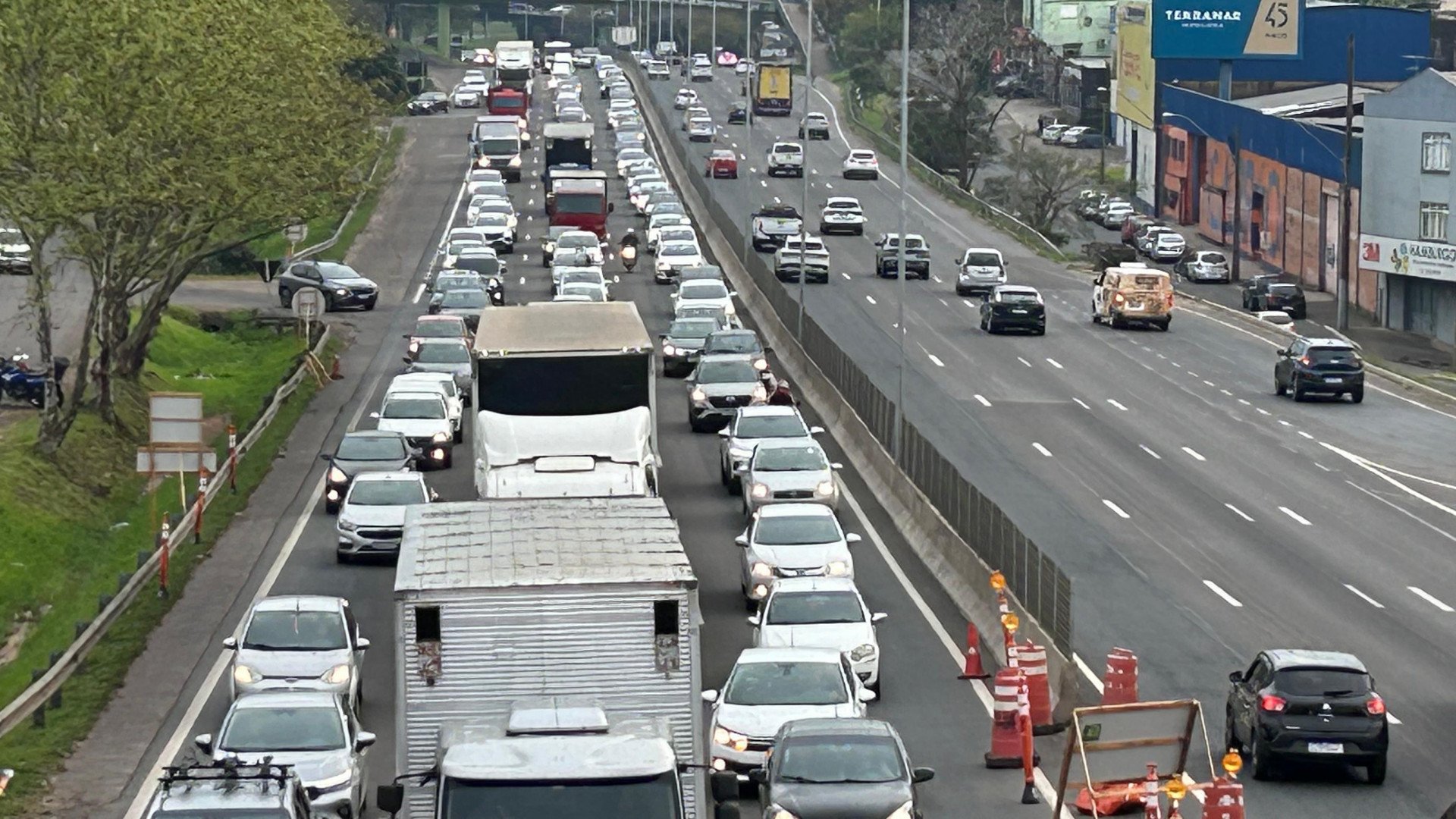 Novo normal da BR-116? Semana começa com congestionamento em ambos os sentidos após implantação de desvio para obra