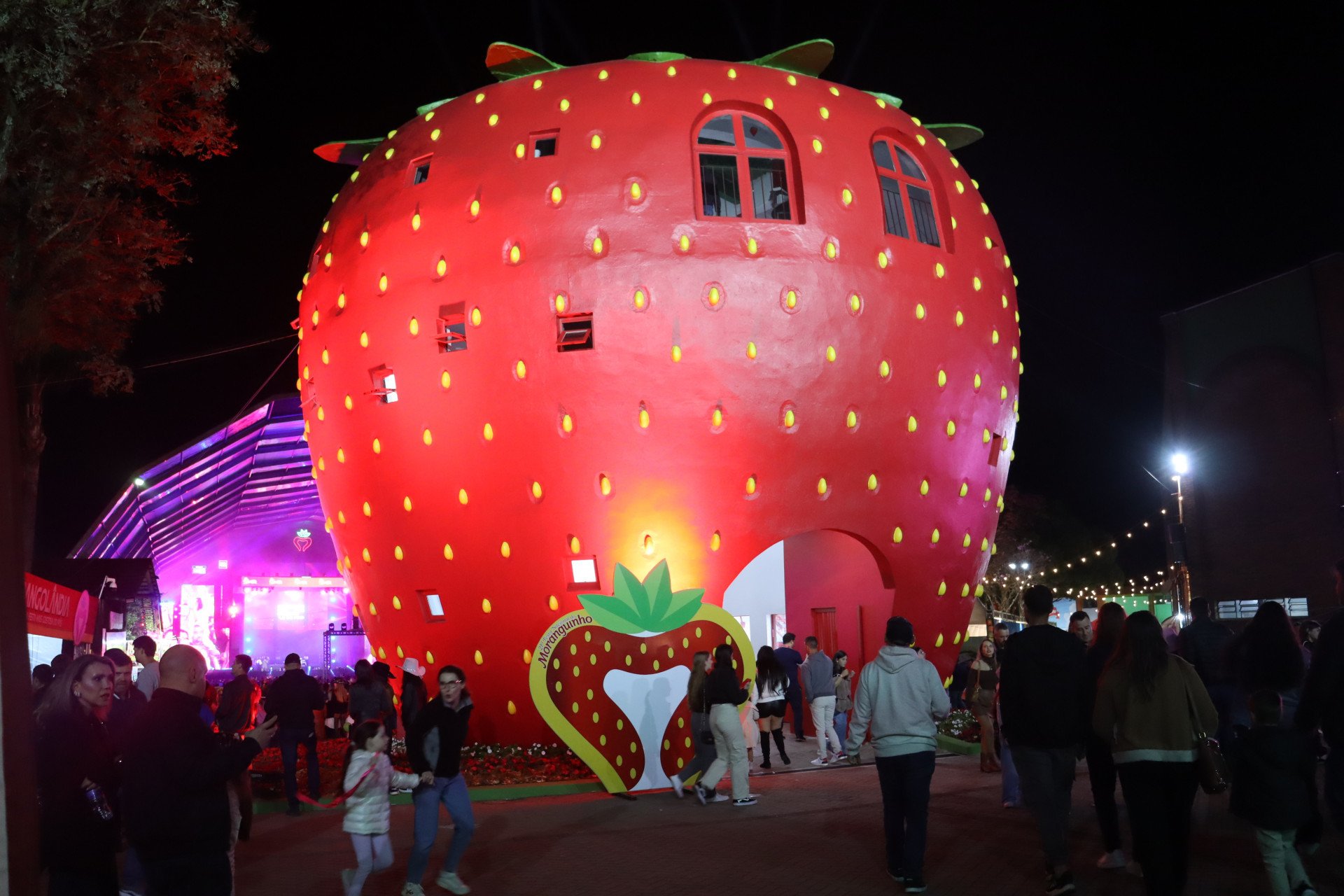Morango do amor puxa vendas e atraí público para a Festa Nacional do Moranguinho