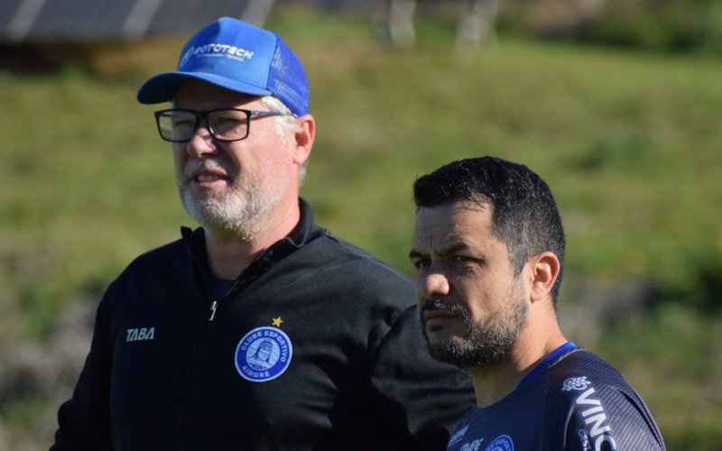 Técnico Fábio Caponi com o auxiliar Gessé Costa | abc+