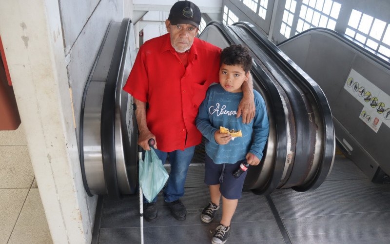 Estação Rio dos Sinos em São Leopoldo - O aposentado Luis Carlos de Paula, de 70 anos, ao lado do neto Victor Miguel de Paula Martins, de 8 anos