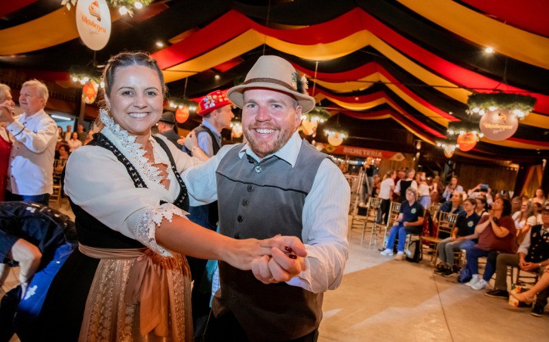 Falcon e Alana Jost estão à frente da Amifest | abc+