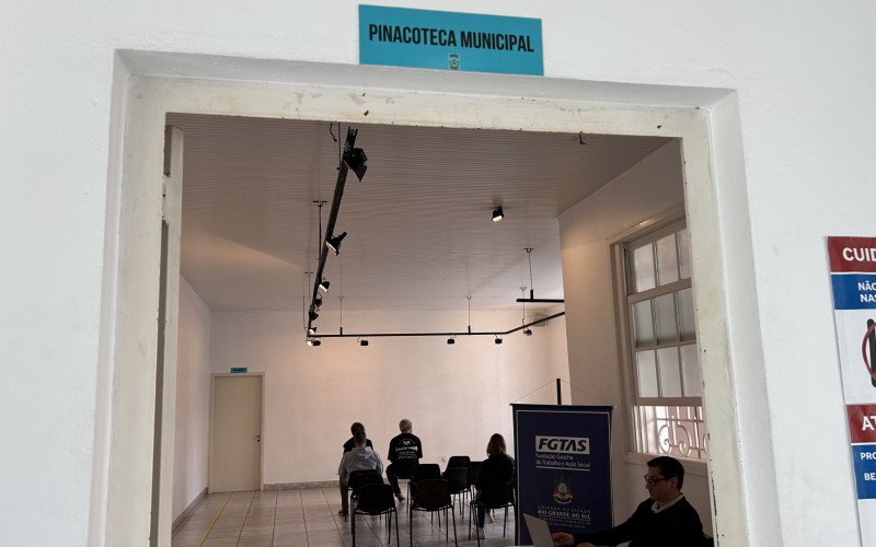 Nesta terça-feira (16), a sala onde ficava a pinacoteca municipal era ocupada pela Diretoria do Trabalho | abc+