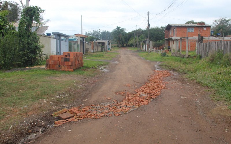 Na Rua da Felicidade, cascalhos foram usados para nivelar a rua