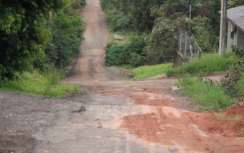 Uma das piores situações está na rua Ingá Feijão