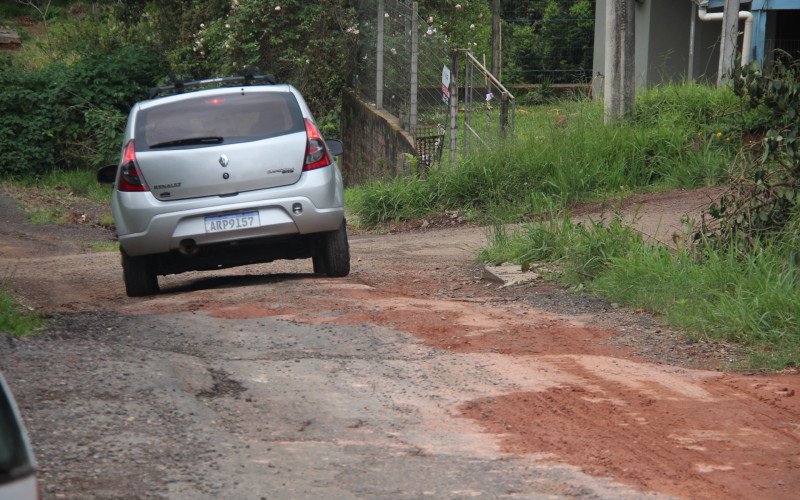 Uma das piores situações está na Rua Ingá Feijão