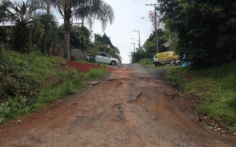 Uma das piores situações está na rua Ingá Feijão