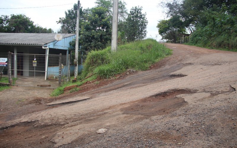 Uma das piores situações está na rua Ingá Feijão