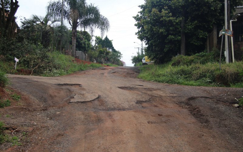 Uma das piores situações está na rua Ingá Feijão