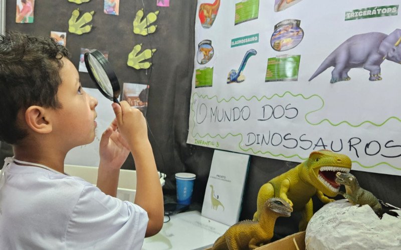 Primeiro dia da Motic São Leo 2025 - aluno Pietro com o projeto O Mundo dos Dinossauros