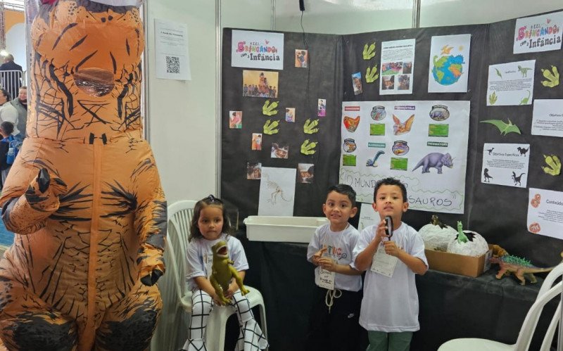 Primeiro dia da Motic São Leo 2025 - projeto O Mundo dos Dinossauros