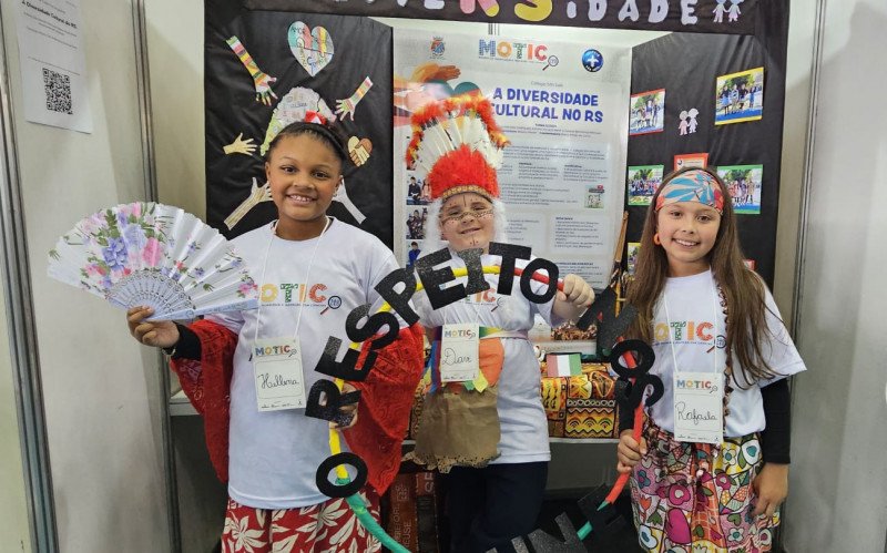 Hellena, Davi e Rafaela se caracterizaram para o projeto