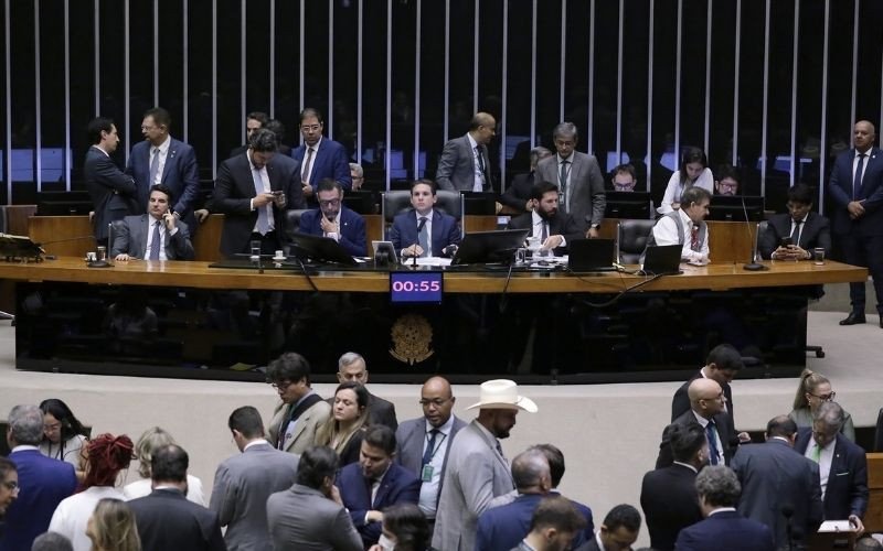 Câmara aprova em primeiro turno PEC da Blindagem que protege deputados de processos e prisões  | abc+