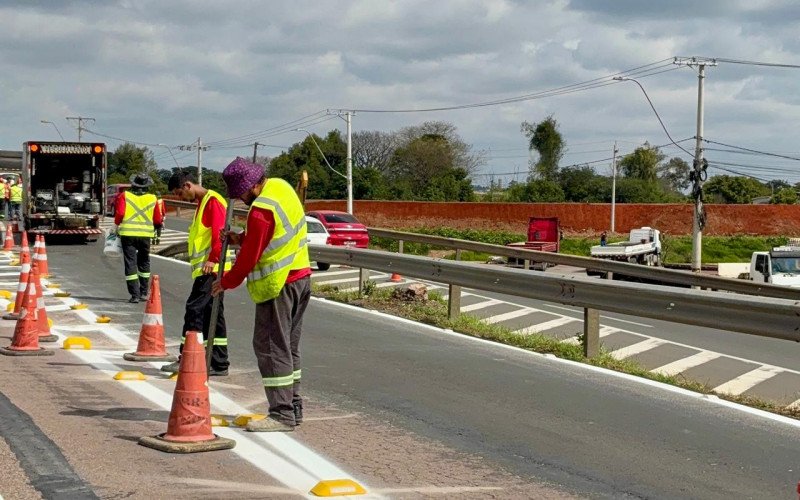 BR-116: Obra de sinalização deixa o trânsito lento antes da ponte do Rio dos Sinos | abc+