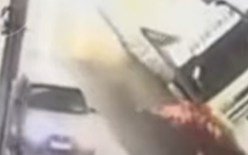 VÍDEO: Caminhão tomba e condutor fica ferido na BR-116