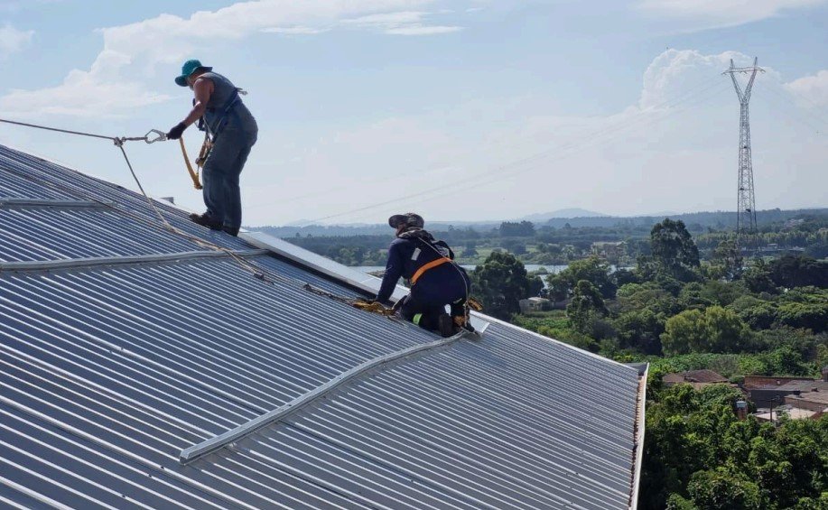 BYD doa 2.200 módulos fotovoltaicos para hospital atingido pela enchente no Rio Grande do Sul