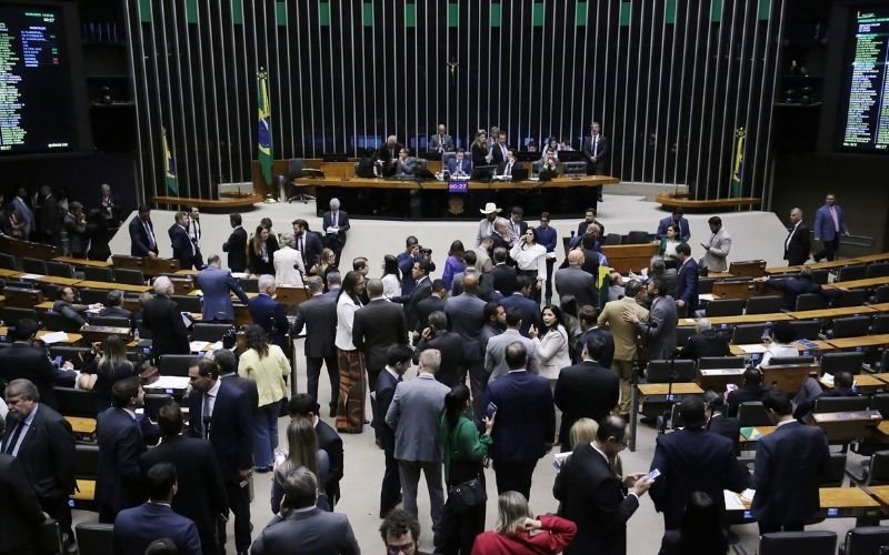 Câmara aprova em primeiro turno PEC da Blindagem que protege deputados de processos e prisões