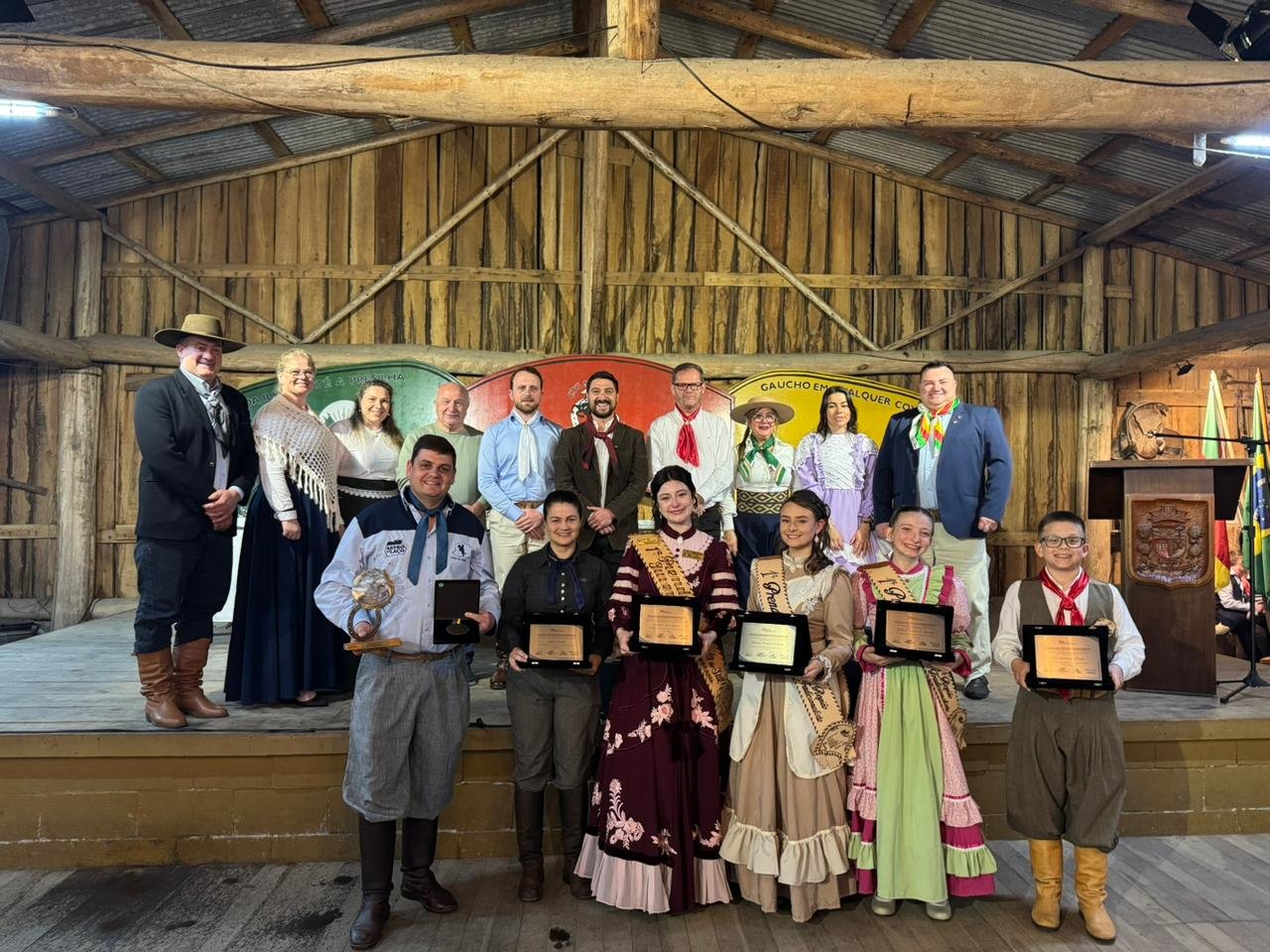Jovens tradicionalistas são reconhecidos com moções pela Câmara de Vereadores de Gramado