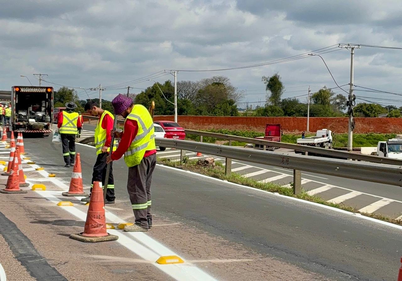 BR-116: Obra de sinalização deixa o trânsito lento antes da ponte do Rio dos Sinos
