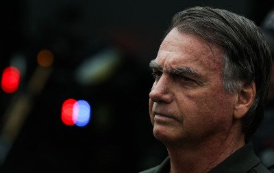 Advogados de Bolsonaro pedem prisão domiciliar humanitária e alegam risco de vida em penitenciária