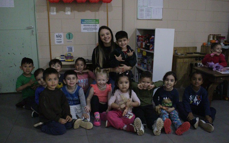 Alunos da Faixa Etária 3 com a professora Fabiana | abc+