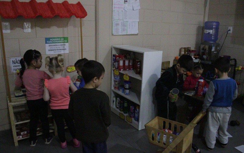 Crianças fazem fila e aprendem a aguardar a sua vez | abc+