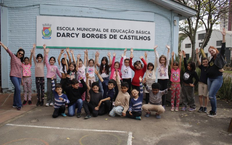 Estudantes do 2o Ano com a professora Nathália | abc+