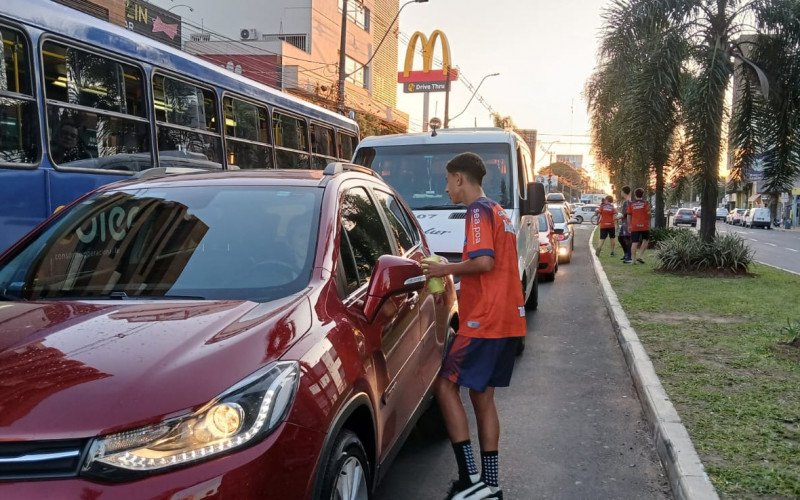 Adolescentes do sub-14 do Aimoré arrecadam valores para participar da Copa Brasileirinho