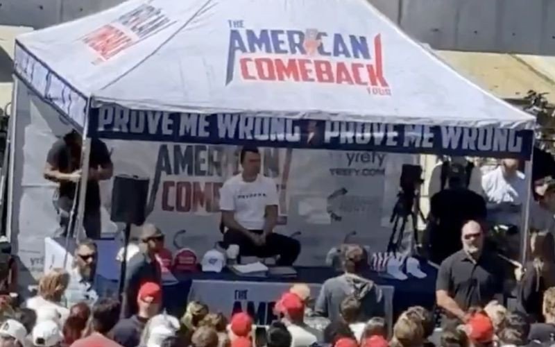 Charlie Kirk momentos antes de ser assassinado com tiro no pescoço | abc+