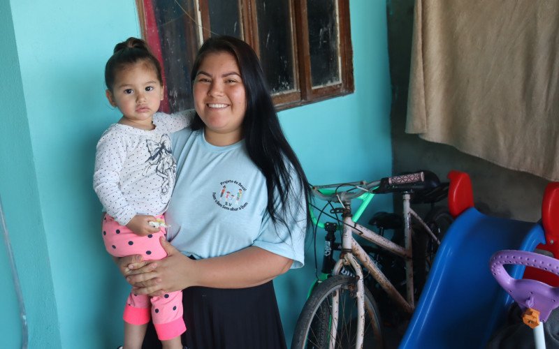 Moradores da localidade na espera da construção da Comporta Vila Brás. Na foto, a dona de casa Késia Carolina de Lima Oliveira, de 26 anos, com a filha Jade no colo.