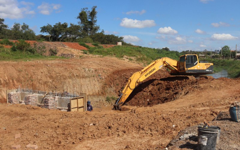 Trabalho de construção da Comporta Vila Brás no bairro Santos Dumont