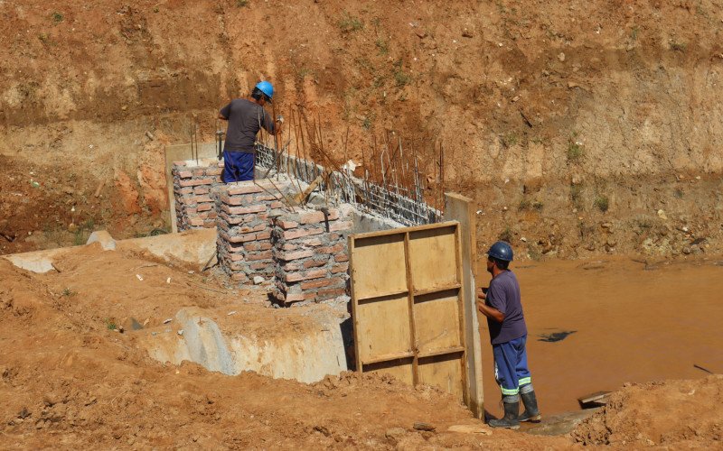 Trabalho de construção da Comporta Vila Brás no bairro Santos Dumont