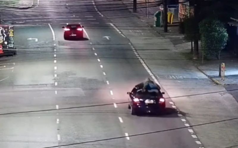 Homem foi flagrado no teto de carro em movimento na Rua Moreira Cesar, em Caxias do Sul | abc+