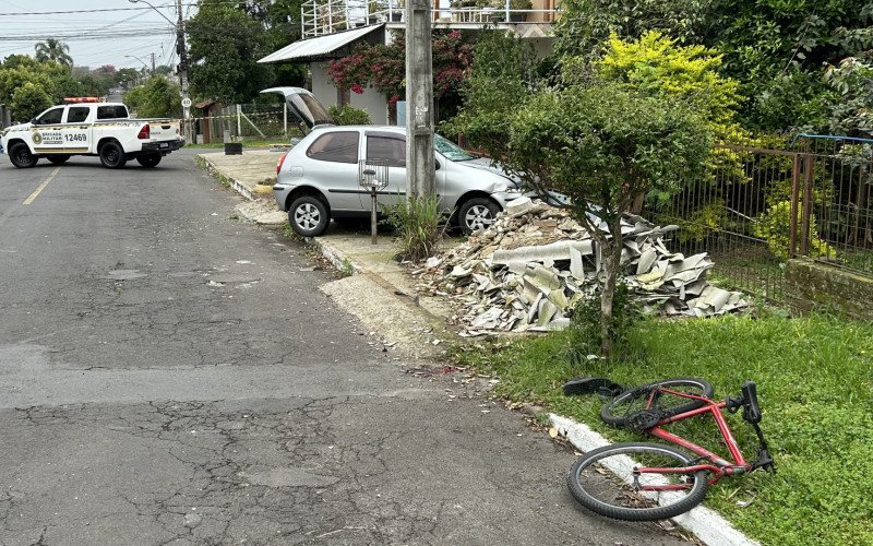 Ciclista foi atingido por carro no cruzamento das ruas Heron Domingues com Ingo Lampert. no Canudos