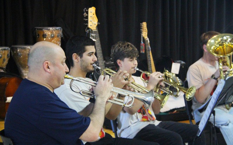 Tarde contou com apresentação da Orquestra Jovem antes do recebimento dos novos instrumentos