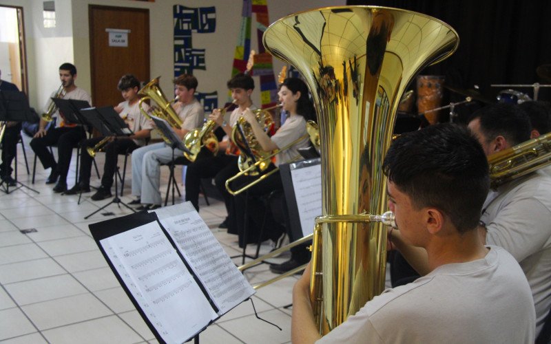Tarde contou com apresentação da Orquestra Jovem antes do recebimento dos novos instrumentos