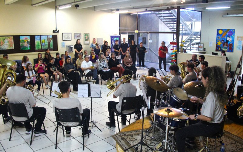 Tarde contou com apresentação da Orquestra Jovem antes do recebimento dos novos instrumentos | abc+