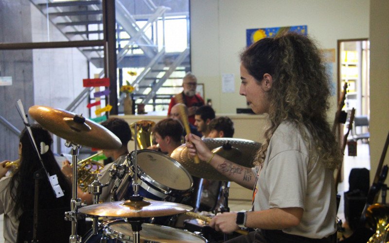 Tarde contou com apresentação da Orquestra Jovem antes do recebimento dos novos instrumentos