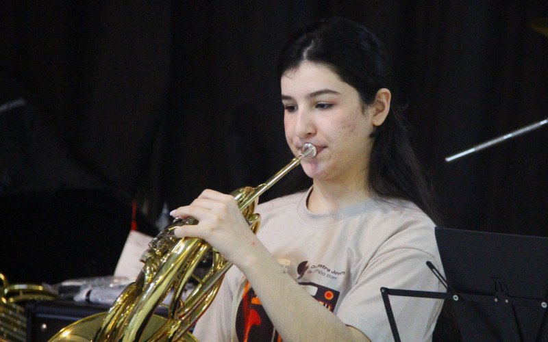 Tarde contou com apresentação da Orquestra Jovem antes do recebimento dos novos instrumentos