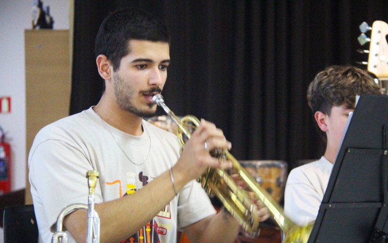 Tarde contou com apresentação da Orquestra Jovem antes do recebimento dos novos instrumentos