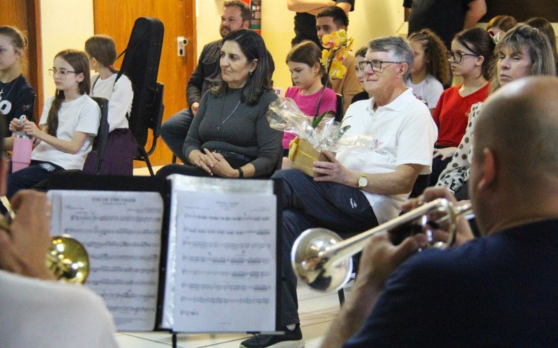 Tarde contou com apresentação da Orquestra Jovem antes do recebimento dos novos instrumentos