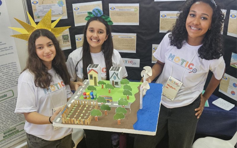 Motic São Leo - Alunas da Escola Gusmão Brito, Lara, Giovana e Valentina fizeram maquete de cidade sustentável para apresentar o projeto sobre Mudanças Climáticas