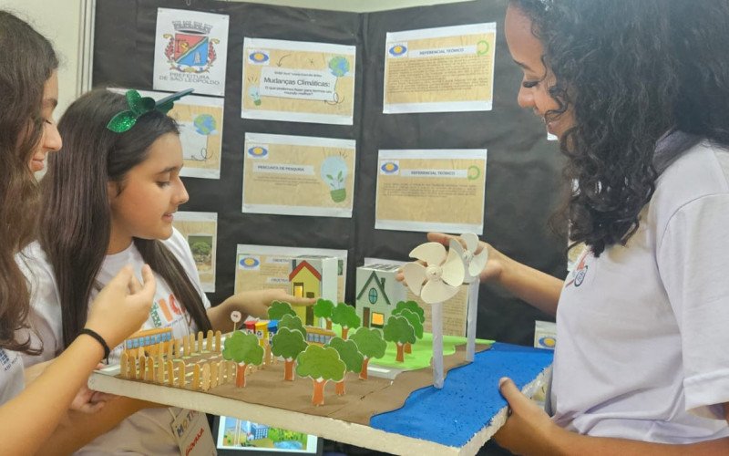 Motic São Leo - Alunas da Escola Gusmão Brito, Lara, Giovana e Valentina fizeram maquete de cidade sustentável para apresentar o projeto sobre Mudanças Climáticas
