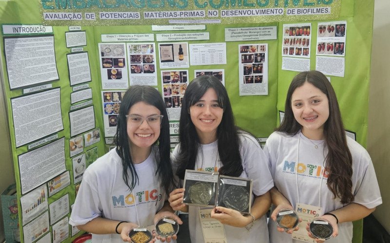 Paola, Maria Fernanda e Ana Luisa em seu estande