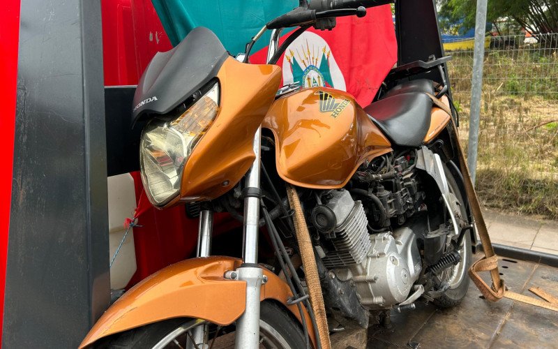Colisão entre moto e carro deixa motociclista ferido no Centro de Novo Hamburgo