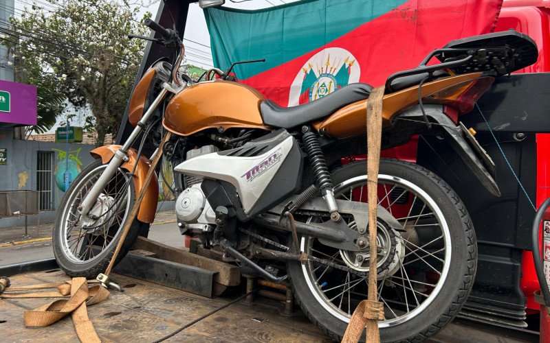 Colisão entre moto e carro deixa motociclista ferido no Centro de Novo Hamburgo