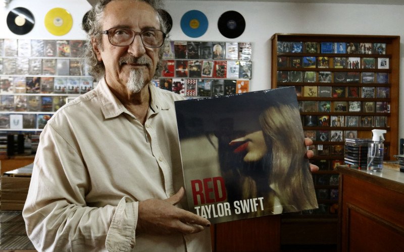 Taylor Swift está entre as divas pop mais procuradas pela clientela adolescente de Cláudio | abc+