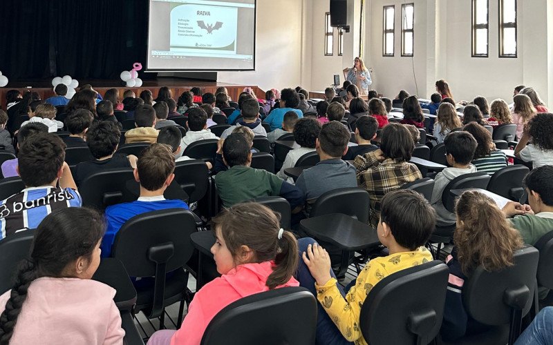Série de palestras educativas sobre cuidados básicos com animais, na Escola Senador Salgado Filho