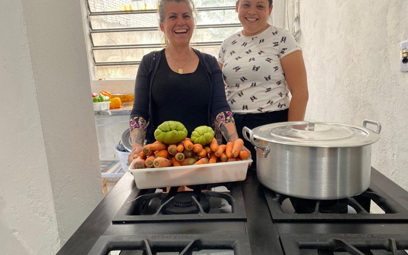 Catiucia Ferraz (d) e Jeneide Nazario (e) fazem parte da comunidade e são voluntárias | abc+